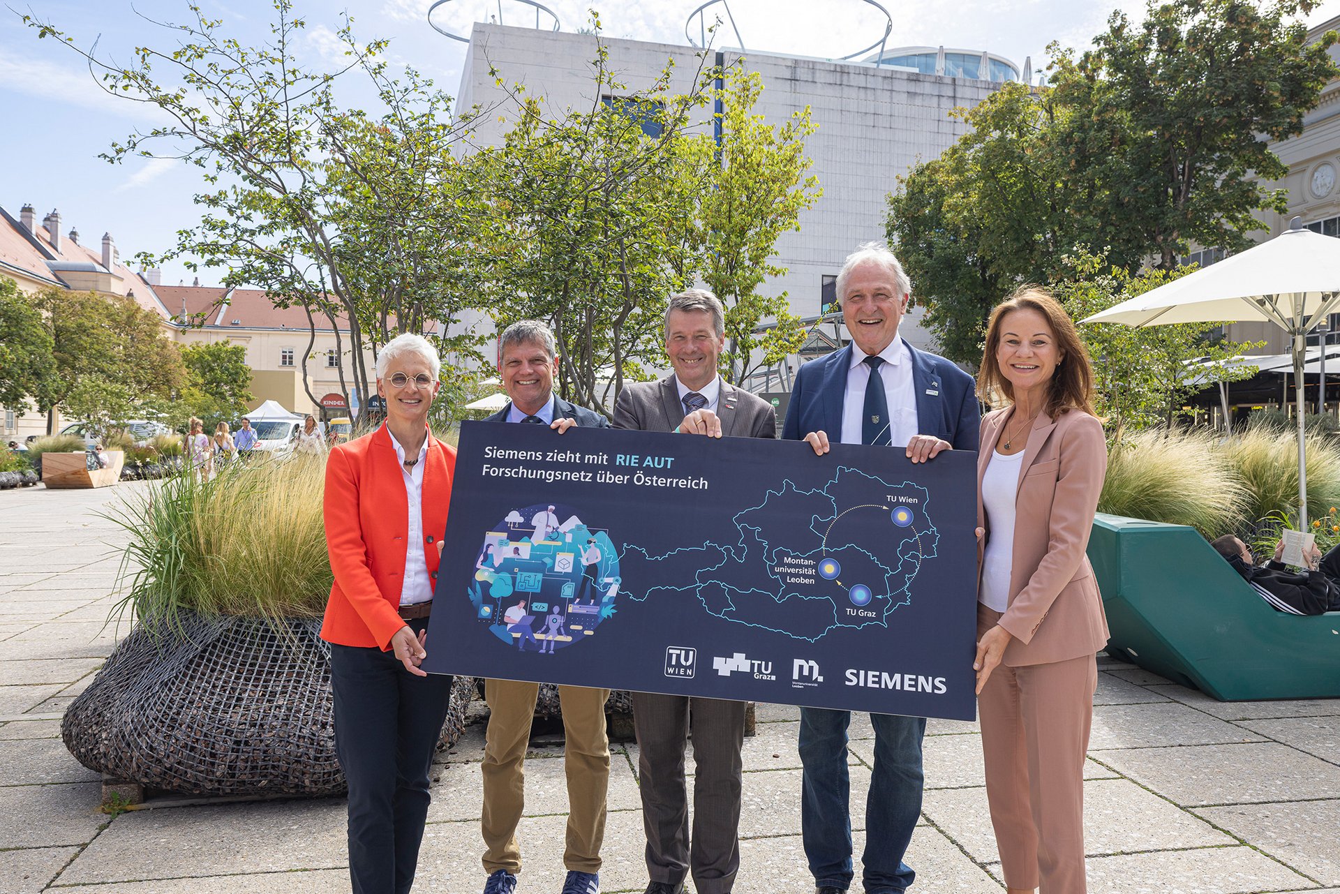 Von links: Mirjam Storim, Jens Schneider, Horst Bischof, Peter Moser und Patricia Neumann präsentieren die erweiterte Forschungspartnerschaft "Siemens RIE AUT".