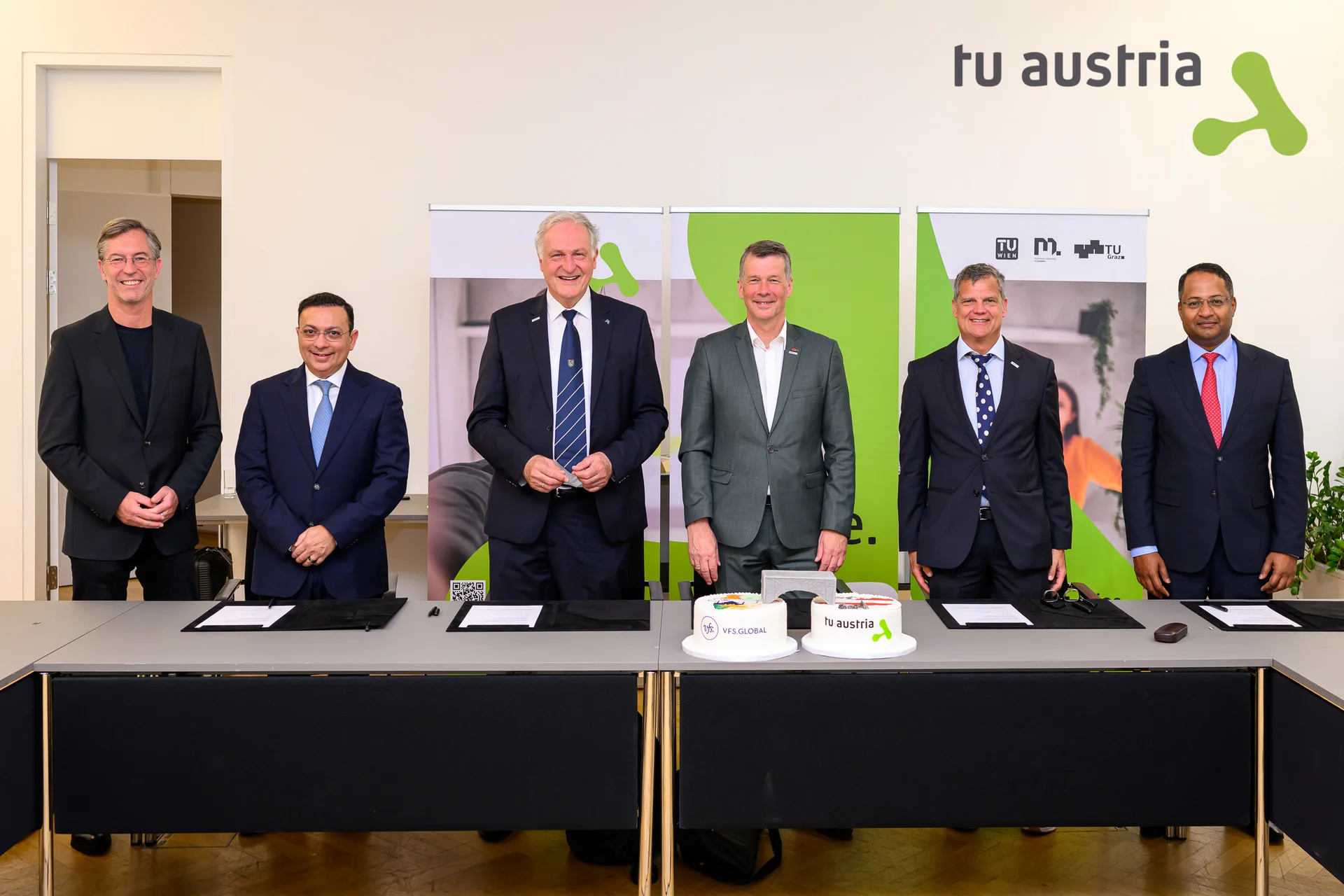 v.l.n.r.: Elmar Pichl (Leiter der Hochschulsektion im BMFWF), Zubin Karkaria (Founder and CEO, VFS Global Group), Rektor Peter Moser (Montanuniversität Leoben), Rektor Horst Bischof (TU Graz), Rektor Jens Schneider (TU Wien) und der indische Botschafter in Österreich Shri Shambhu S. Kumaran. Foto: © TU Austria/Matthias Heisler 