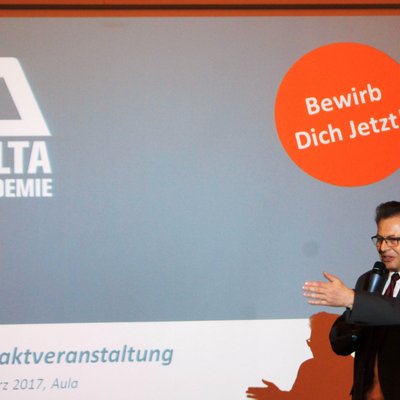 Delta Akademie Auftakt 2. Jahrgang Rektor Wilfried Eichlseder moderiert die Auftaktveranstaltung in der Aula