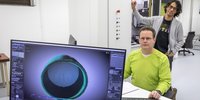 Zwei TU Graz-Forschende vor einem Micro-CT