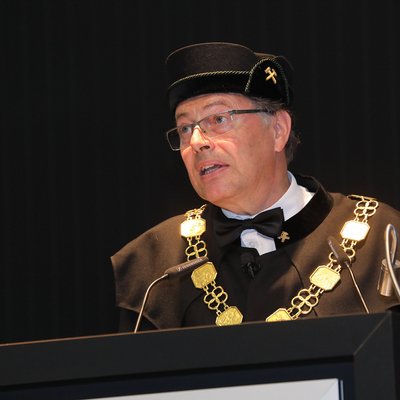 Eichlseder Aka-Feier 28.6.2019 Rektor Wilfried Eichlseder mit Bergkittel und Rektorsrede am Rednerpult bei seiner Festrede