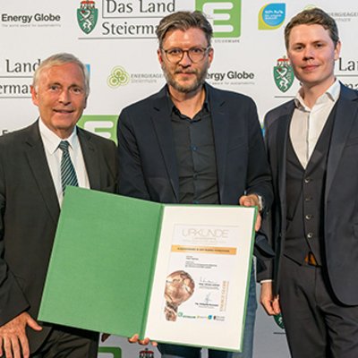 Univ.-Prof. Dipl.-Ing. Dr. techn. Thomas Kienberger, Leiter des Lehrstuhls für Energieverbundtechnik der Montanuniversität Leoben und Dipl.-Ing. Josef Steinegger, wissenschaftlicher Projektmitarbeiter am Lehrstuhl für Energieverbundtechnik nahmen die Auszeichnung für das Forschungsprojekt „Heat Highway“ bei den Landespreis Energy Globe Styria Awards entgegen. 