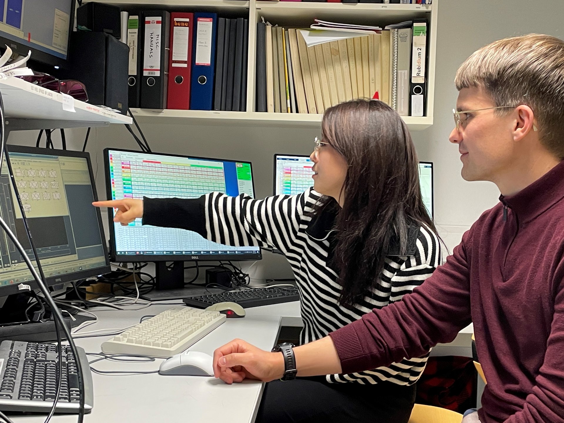 zwei Personen vor Computern