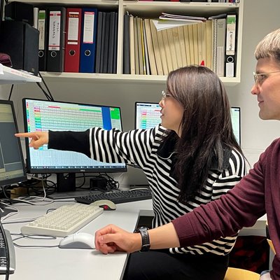 zwei Personen vor Computern