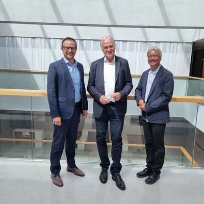 v.l.n.r.: Leiter Fakultät für Technik & Wirtschaft Franz Fidler, Rektor Peter Moser und Hochschulleiter Hannes Raffaseder. Foto: © FH St. Pölten. 