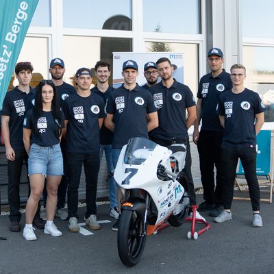 Das MontanFactoryRacing-Team der Montanuniversität Leoben seinen neuen Motorrad-Prototypen enthüllt.Foto: © MUL/Schnehen