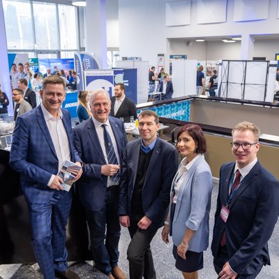 v.l.n.r.: Bürgermeister Kurt Wallner, Rektor Peter Moser, Vizerektor Helmut Antrekowitsch, Laura Koblar und Lukas Fussenegger (Projektleitung TECONOMY Leoben 2026). Foto: © MUL/Luschin. 