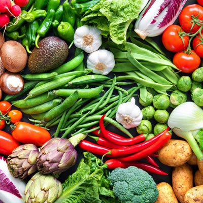 Eine große Menge an Gemüse liegt dicht zusammengedrängt