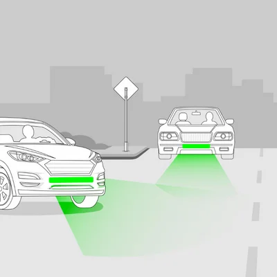 Grafik einer Straßensituation, bei der drei Autos an einer Kreuzung aufeinandertreffen. Die zwei Autos, die von vorne zu sehen sind, haben vorne grüne Bremslichter.