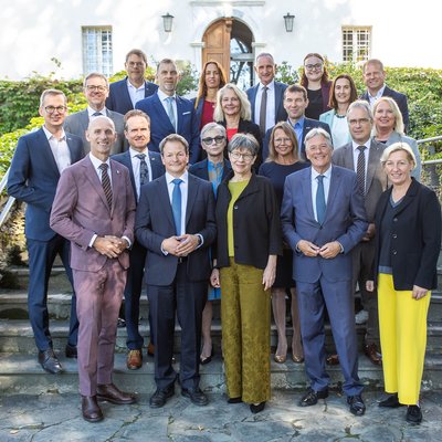 Vizerektor Thomas Prohaska (letzte Reihe, 2.v.l.) und Vizerektor Helmut Antrekowitsch (3 Reihe, 2.v.r.) bei der Hochschulkonferenz in Klagenfurt am Wörthersee. Foto: © LPD Kärnten/Gleiss
