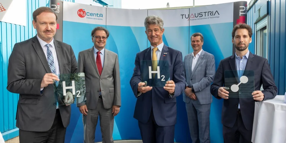 Menschengruppe Wand; Plädieren für eine rasche Umsetzung der österreichischen Wasserstoffstrategie, gemeinsam mit Industrie und Forschung: Wirtschaftsforscher Christian Helmenstein, MUL-Rektor Wilfried Eichlseder, TU Graz-Rektor Harald Kainz, TU Graz-Vizerektor Horst Bischof und HyCentA-GF Alexander Trattner (v.l.).