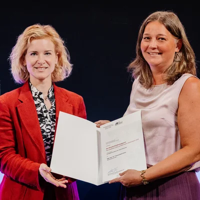 Dr. Verena Wolf-Zöllner von der Montanuniversität Leoben erhält von Bundesministerin Eva-Maria Holzleitner den Anerkennungspreis des Ars Docendi-Staatspreises 2026.