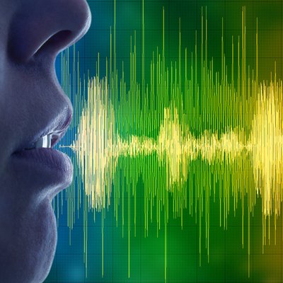 Aus dem Mund eines Menschen scheint eine gezackte Linie hervorzugehen, die Schallwellen symbolisiert.