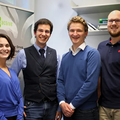 Das Forschungsteam. Von links: Denise Schaffer, Gabriel Alexander Vignolle, Leopold Zehetner, Christian Derntl. © Audrey Masi Gruppenfoto, auf dem die vier Forschenden im Büro zu sehen sind: Denise Schaffer, Gabriel Alexander Vignolle, Leopold Zehetner, Christian Derntl