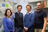 Gruppenfoto, auf dem die vier Forschenden im Büro zu sehen sind: Denise Schaffer, Gabriel Alexander Vignolle, Leopold Zehetner, Christian Derntl