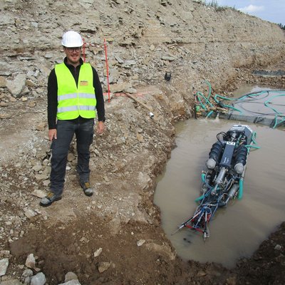 Dipl.-Ing. Michael Berner steht neben einem Prototypen.