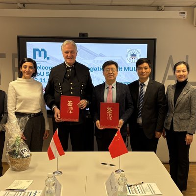 from left to right: Jie Zhou (China und Southeastasia Projectmanager, MIREU), Univ.-Prof. Susanne Michelic (Head of the Chair of Ferrous Metallurgy) und Rector Peter Moser together with the delegation of Anhui University of Technology (AHUT). Photo: © International Relations and European University/Simon Furggler. 