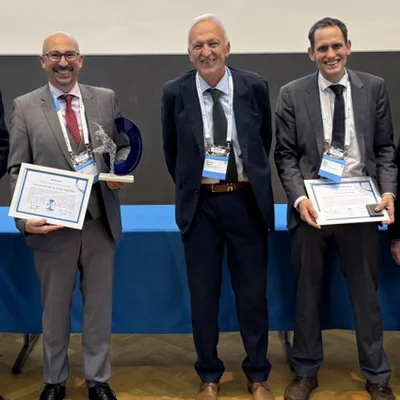 Die drei Preisträger v.l.n.r.: Univ.-Prof. Dipl.-Ing. Dr.mont. Daniel Kiener (Lehrstuhl für Materialphysik), Univ.-Prof. i.R. Dr. Reinhard Pippan und Dipl.-Ing. Dr.mont. Oliver Renk (Lehrstuhl für Metallkunde). Foto: © KIT/Kirchlechner