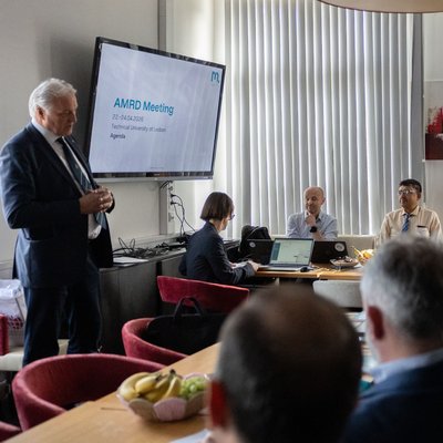 Rektor Moser während des Meetings im Akademiegebäude.