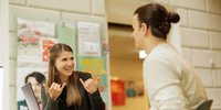 Eine Frau und ein Mann sprechen in Gebärdensprache