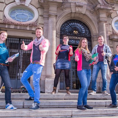 Studierende der Montanuniversität vor dem Hauptgebäude