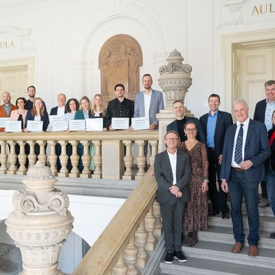 Die insgesamt zwölf Teilnehmenden der ersten Leadership Excellence Academy (LEA 1) bei der Zertifikatsverleihung: v.l.n.r.: Univ.-Prof. Dr. Florian Grün, Univ.-Prof. Dr. Peter Hofer-Hauser, Univ.-Prof. Dr. David Misch, Univ.-Prof. Dr. Susanne Michelic, Univ.-Prof. Dr. Markus Makoschitz, Ass.-Prof. Dr. Eva Gerold, Mag. Alexander Götz, Ass.-Prof. Dr. Alexia Tischberger-Aldrian, Dipl.-Ing. Caroline Fuchs, Mag. Nadine Schneller, Univ.-Prof. Dr. Ronald Schnitzer und Univ.-Prof. Dr. Thomas Grießer. Gruppe rechts v.l.n.r.: Andreas Wismek, Vizerektor Thomas Prohaska, Mag. Petra Brunner, Vizerektor Helmut Antrekowitsch, Rektor Peter Moser, Dr. Klaus Sapetschnig, Vizerektorin Manuela Raith und Vizerektorin Christina Holweg. Foto: © MUL/Tauderer