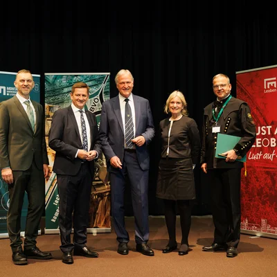 Bei der Eröffnung des Bergbautages an der Montanuniversität Leoben v.l.: Vizerektor Thomas Prohaska, Bürgermeister Kurt Wallner, Rektor Peter Moser, EU-Generaldirektorin Kerstin Jorna, BVÖ-Präsident Helmut Flachberger. 