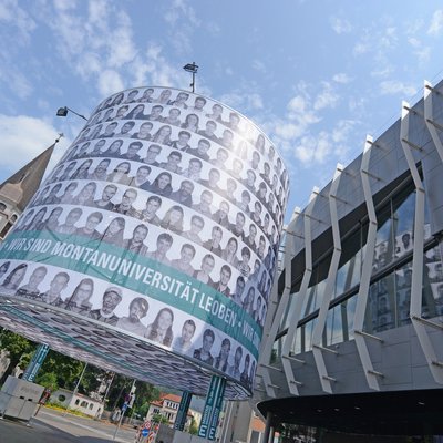 Die Riesen-Litfasssäule vor dem Erzherzog-Johann-Trakt zeigte anlässlich des 175-Jahr-Jubiläums Studierende der Montanuniversität