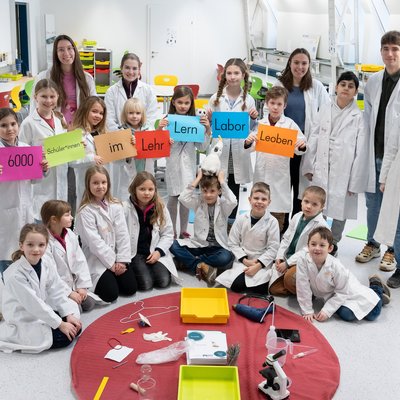 Das Team des Lehr-Lern-Labors: hinten v.l.n.r. Anja Zöscher (Studierende der PPH), Katharina Niederkofler (MUL Studierende) Johanna Lafa (PPH Studierende, Matthias Bleimuth (pädagogische Leitung im Labor auch von der PPH) und Clara Schabetz (Projektleiterin Lehr-Lern-Labor an der MUL) gemeinsam mit den Schüler*innen der Volksschule Frohnleiten. Foto: © MUL/Tauderer