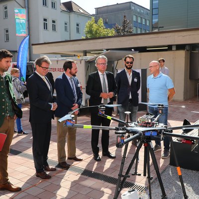 Bildungsminister Polaschek und Landeshauptmann Drexler mit Interessierten der Tagung.