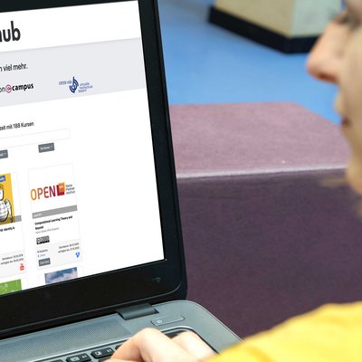 Frau sitzt am Laptop