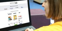 Frau sitzt am Laptop