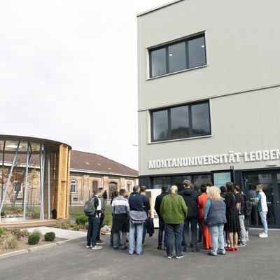 Im Rahmen von geführten Rundgängen wurden beim Tag der offenen Tür die neusten Forschungsergebnisse und die vielfältigen nachhaltigen Einsatzmöglichkeiten von Wasserstoff und Kohlenstoff anschaulich präsentiert. Foto: © MUL/Schnehen