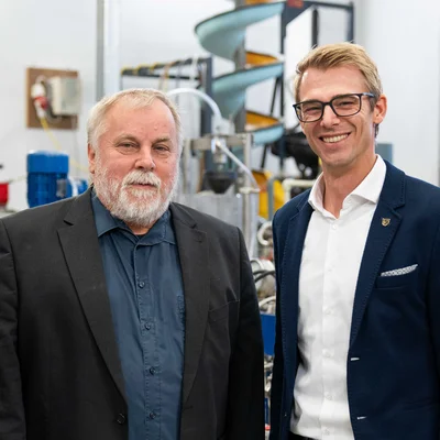 Zwei Professoren in einem Labor, Nikolaus Sifferlinger und Eric Fimbinger.