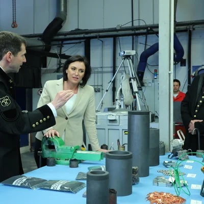 Gruppenfoto im Technikum des Impulszentrums für Werkstoffe mit Prof. Antrekowitsch, Ministerin Köstinger und Rektor Eichlseder