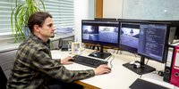 Mann sitzend vor Computer