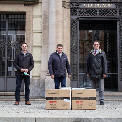 Gruppenfoto von der Übergabe der Schutzmasken an die Montanuniversität vor dem Hauptgebäude, von links Vizebürgermeister Alfred Maier und Bürgermeister Erich Ofner aus Kraubath mit Rektor Wilfried Eichlseder