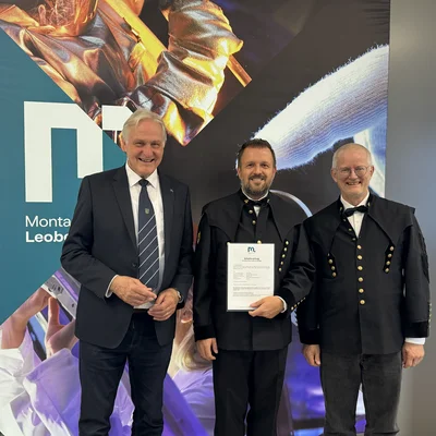  Rektor Peter Moser, assoziierter Professor Renato Šarc mit Ernennungsurkunde und Univ.-Prof. Roland Pomberger bei der offiziellen Unterzeichnung an der Montanuniversität Leoben.