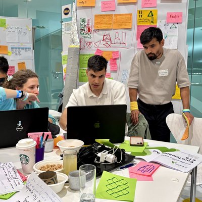 Gruppe von Teilnehmer_innen im Gespräch 