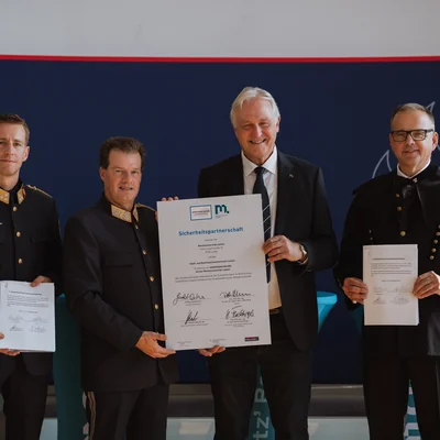 Vertreter der Polizei und Rektor Peter Moser präsentieren die unterzeichnete Vereinbarung zur Sicherheitspartnerschaft zwischen der Montanuniversität Leoben und der Polizei.