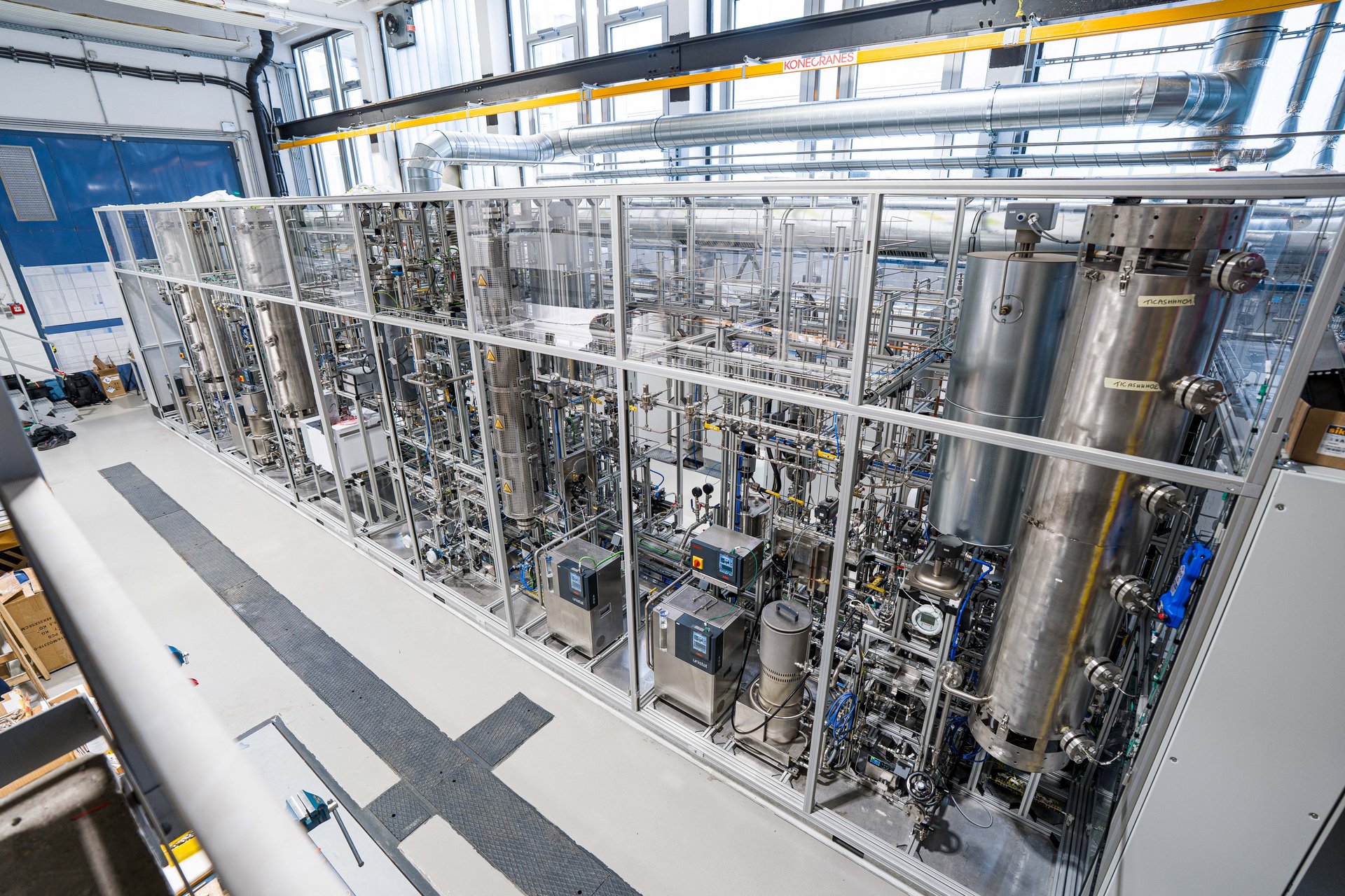 SAF-Anlage Am Lehrstuhl für Verfahrenstechnik des industriellen Umweltschutzes wurde eine europaweit einzigartige Forschungsanlage in Betrieb genommen, mit der verschiedene Prozesswege zur Herstellung von Sustainable Aviation Fuels (SAF) erforscht und weiterentwickelt werdenFoto: © MUL/Tauderer 