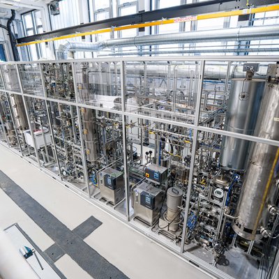 SAF-Anlage Am Lehrstuhl für Verfahrenstechnik des industriellen Umweltschutzes wurde eine europaweit einzigartige Forschungsanlage in Betrieb genommen, mit der verschiedene Prozesswege zur Herstellung von Sustainable Aviation Fuels (SAF) erforscht und weiterentwickelt werdenFoto: © MUL/Tauderer 