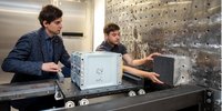 Zwei Männer bedienen Batterien-Crashanlage