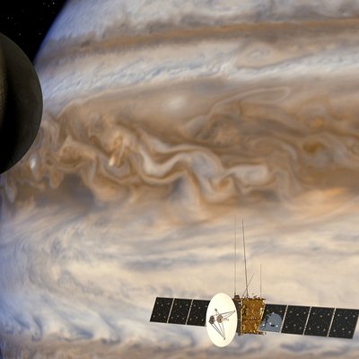 Mond und Raumsonde, im Hintergrund ein Planet