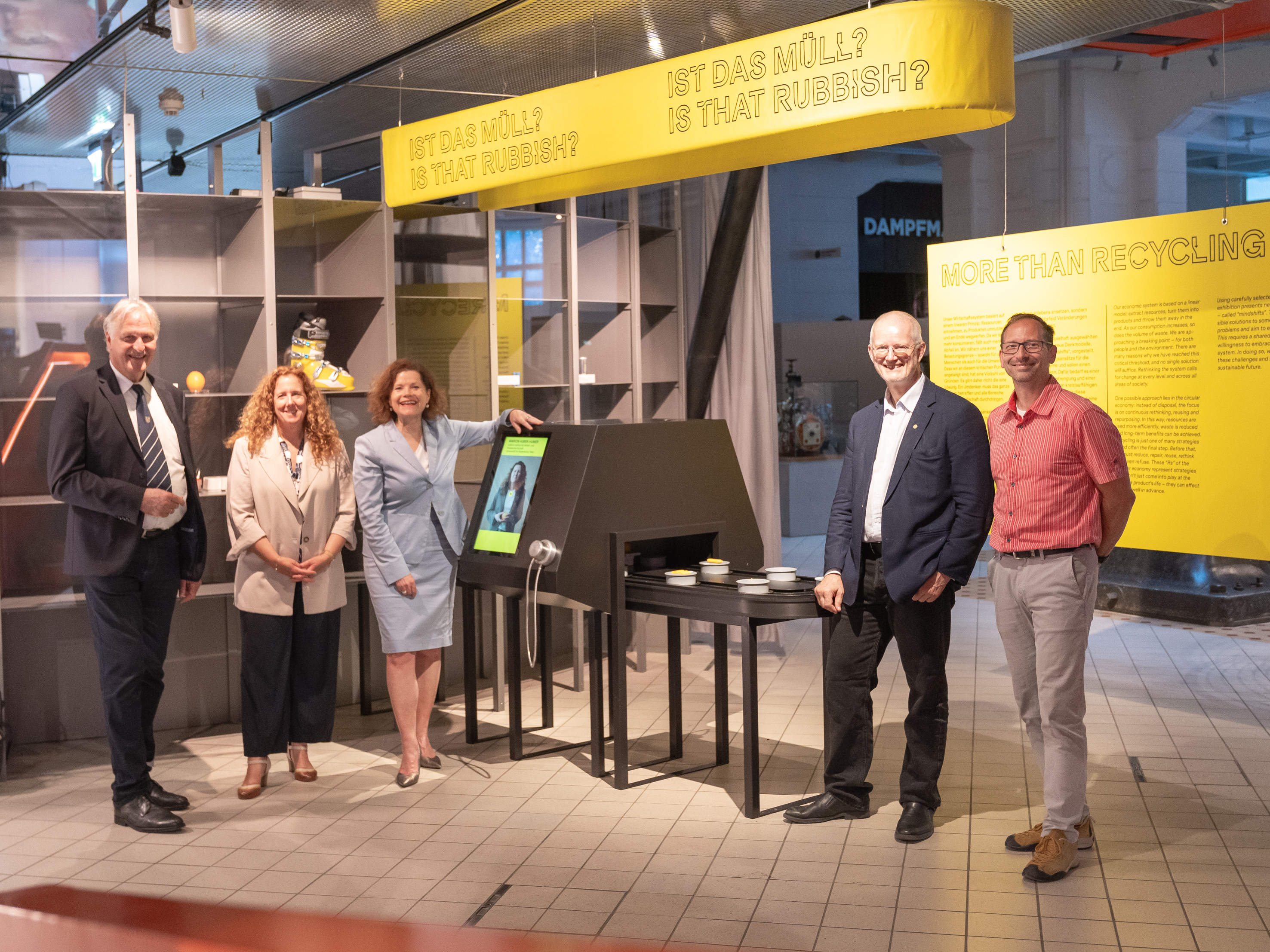 Rektor Peter Moser, Mag. Astrid Krenn (Student Recruitment, Montanuni), Vizerektorin für Marketing und Stakeholder Management Christina Holweg, Prof. Roland Pomberger (Leiter des Lehrstuhls für Abfallverwertungstechnik und Abfallwirtschaft), Dipl.-Ing. Robert Obenaus-Emler (Leitung Resources Innovation Center, Montanuni). Foto: © MUL/Tauderer