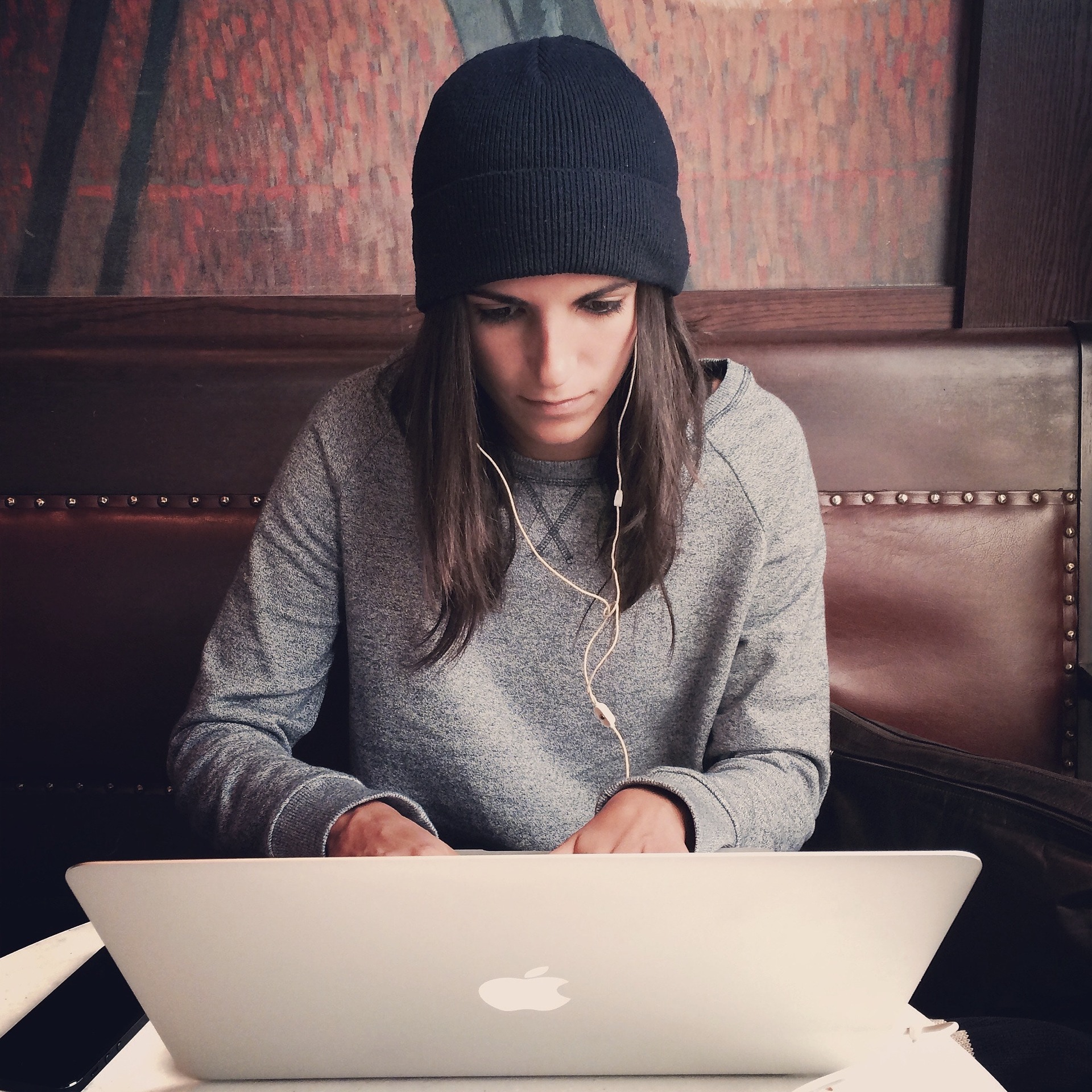 Mädchen an Laptop arbeitend
