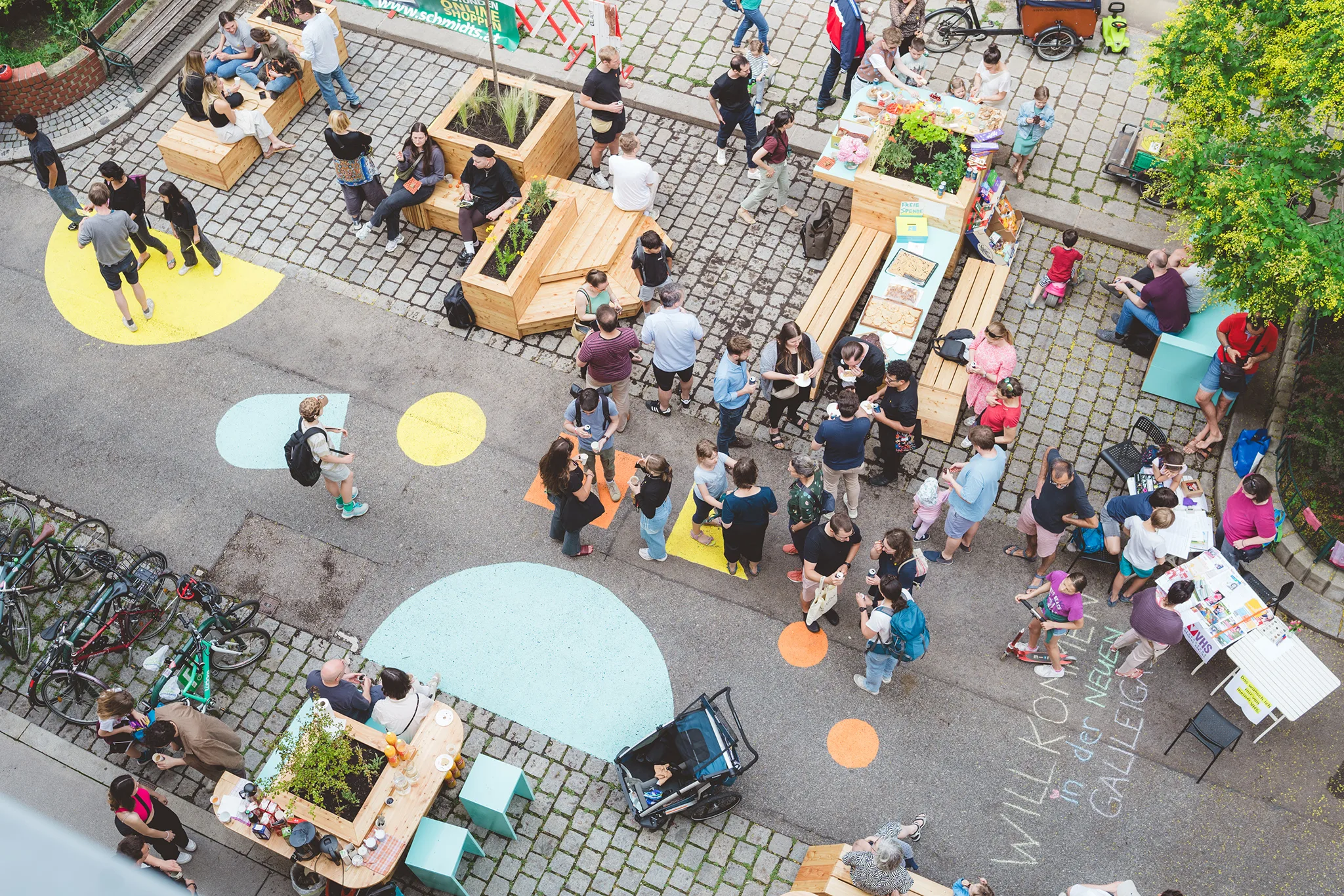 Straßenfest aus Vogelperspektive