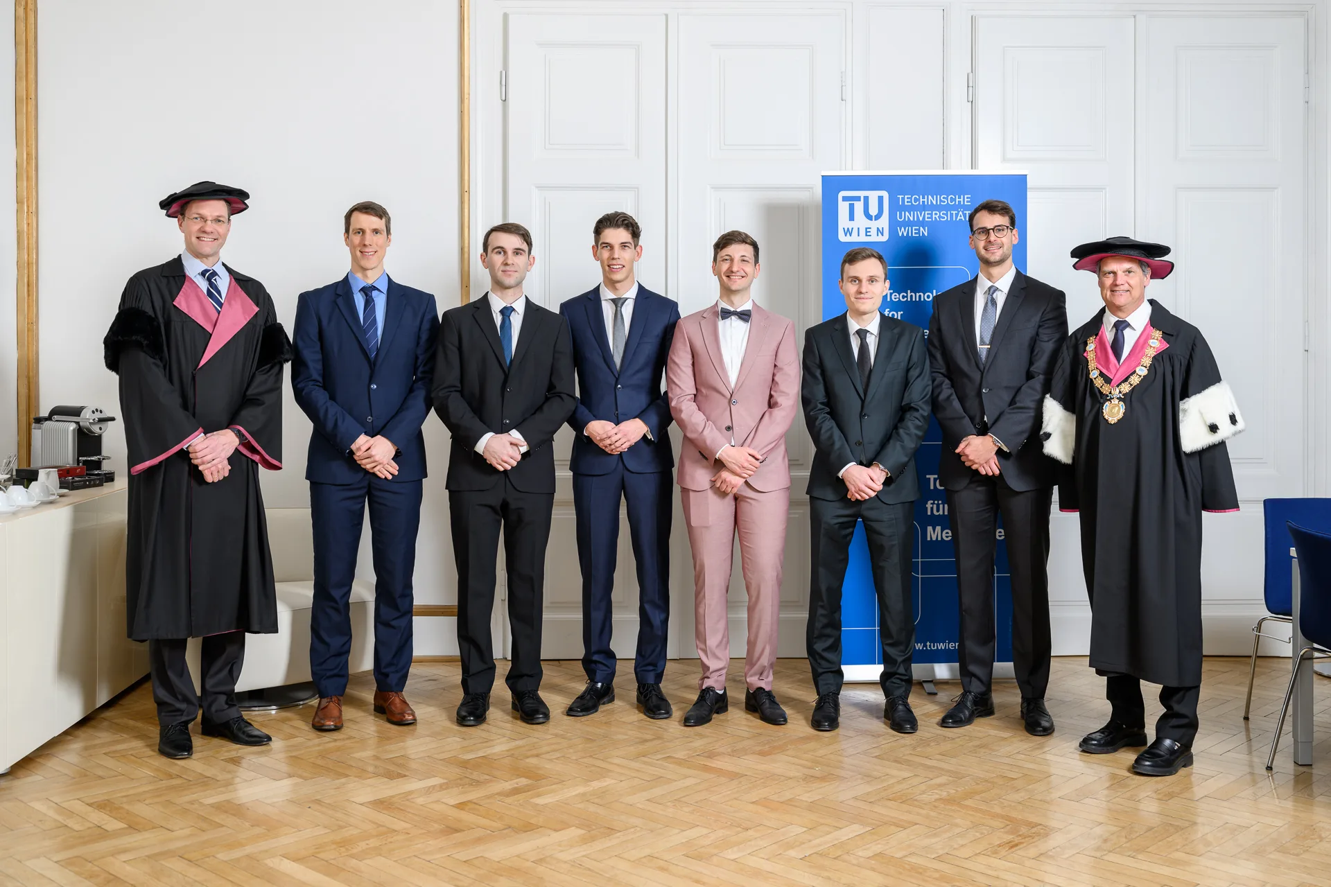Gruppenfoto, Personen stehend: Georg Steinhauser, Roman Parzer, Aleksandar Arandjelović, Kristof Widermann, Aleksandar Pavlović, Markus Leuthner, Lukas Neubauer und Rektor Jens Schneider (von links)